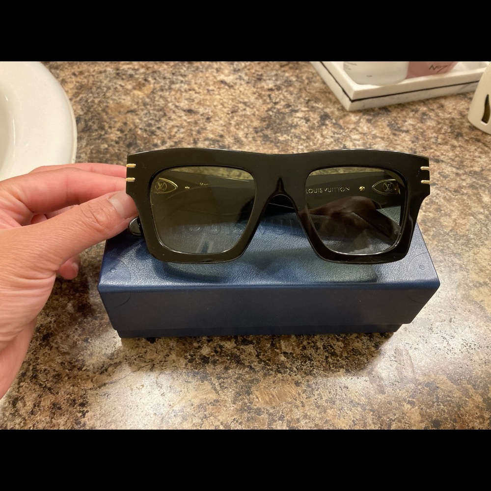 (SOLD)Authentic Louis Vuitton blade sunglass